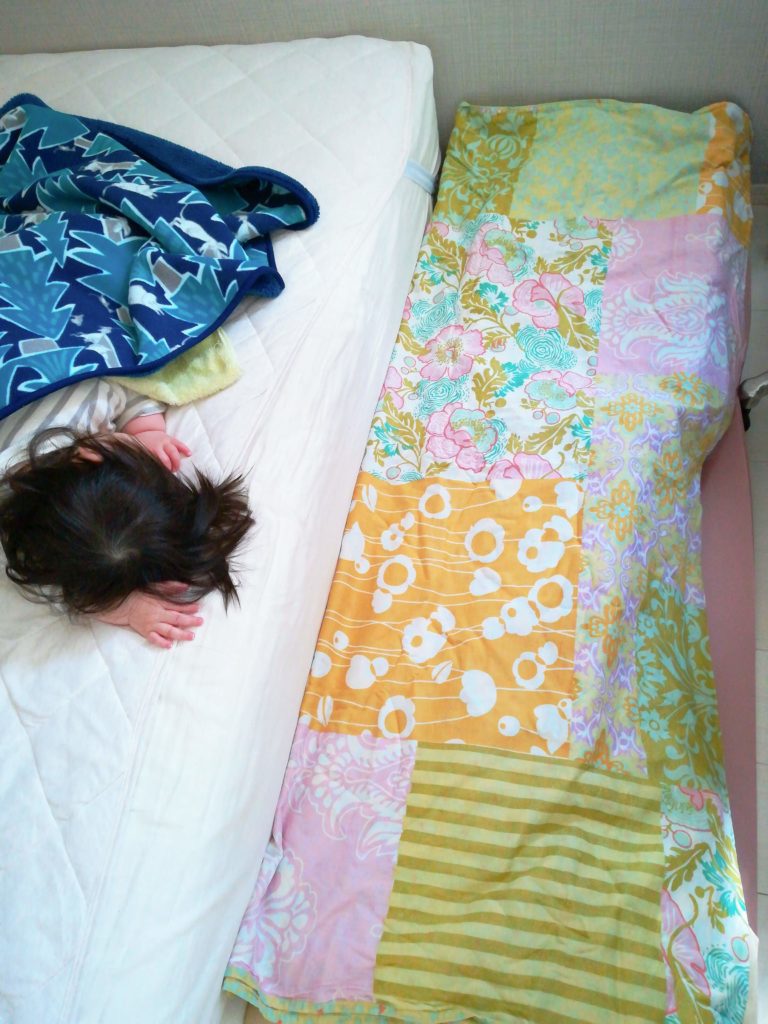 赤ちゃんのベッドからの落下対策に使える オススメ クッション マット 厳選3選 フルイク 赤ちゃんは頭から落ちやすいソフトフランネルカバー幼児パッドを保護します Brasserie Bouquine Com