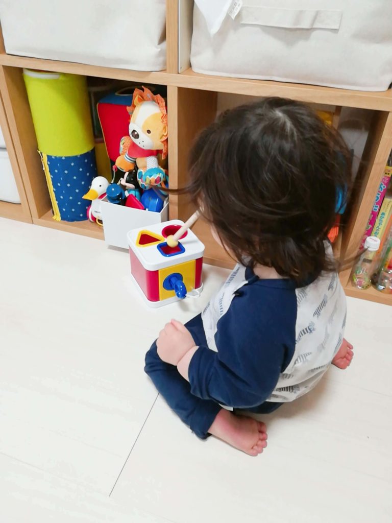 サブスクリプション型おもちゃレンタルサービス「TOYBOX（トイボックス）」から届いたおもちゃ・知育玩具で遊ぶ娘の様子