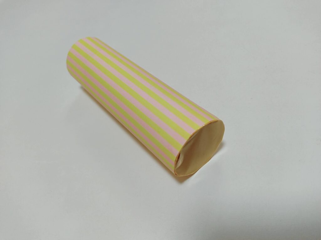カラーセロファンとトイレットペーパーの芯で作る「色めがね」の作り方
