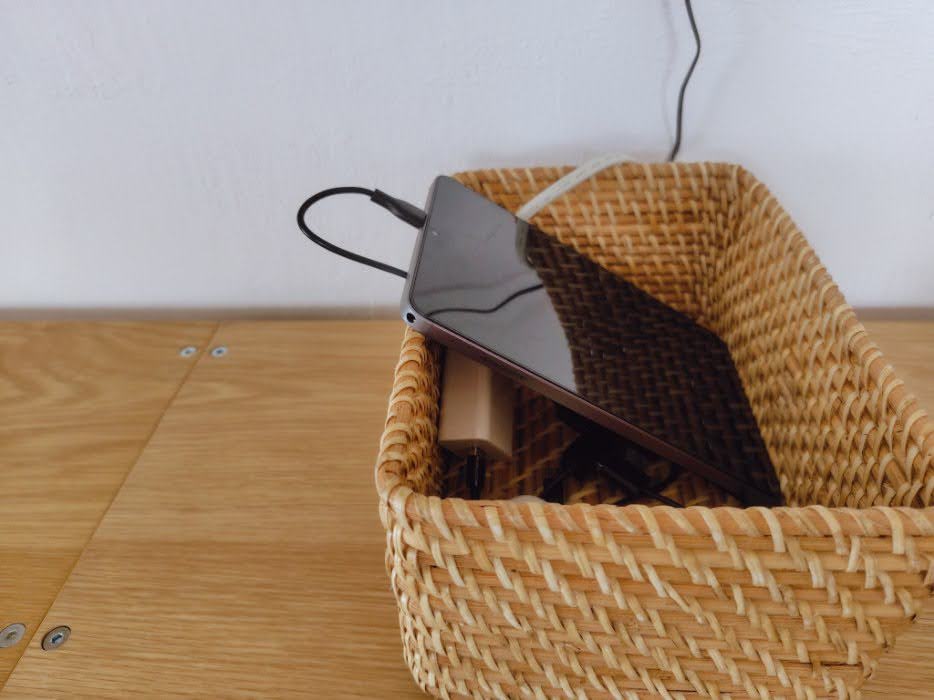 無印良品 重なるラタン長方形ボックス・小を使った充電ステーションアイデア