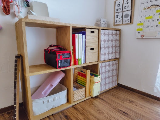 子供のランドセル収納として使っている無印スタッキングシェルフに目隠しを設置した後