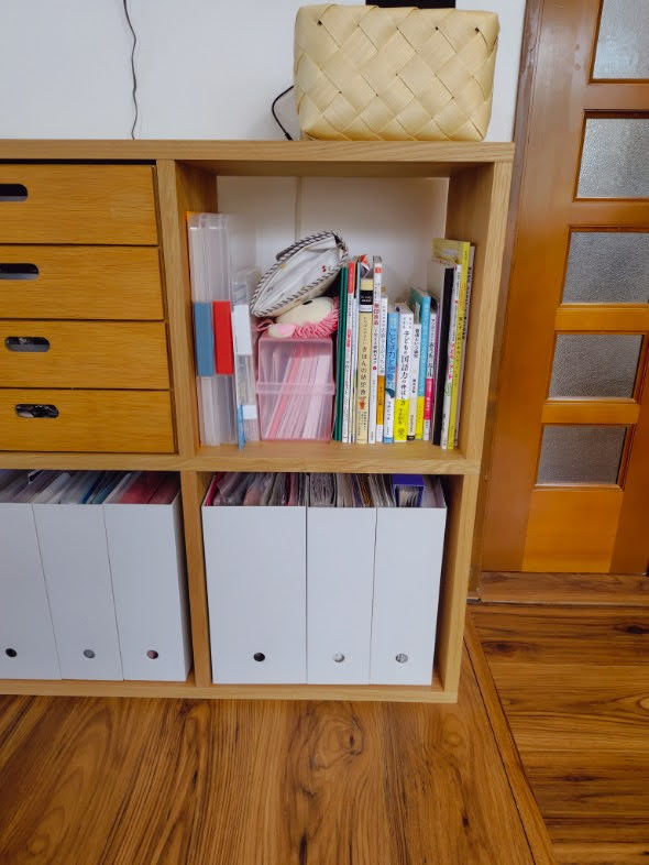 リビングの文具・書類収納として使っている無印スタッキングシェルフに目隠しを設置する前