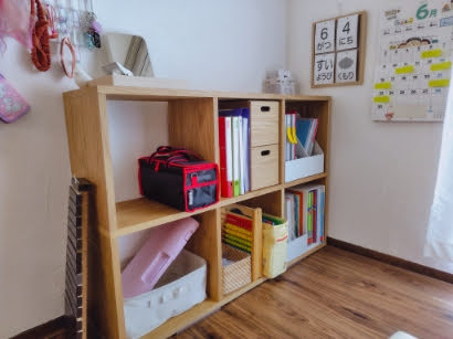 子供のランドセル収納として使っている無印スタッキングシェルフに目隠しを設置する前
