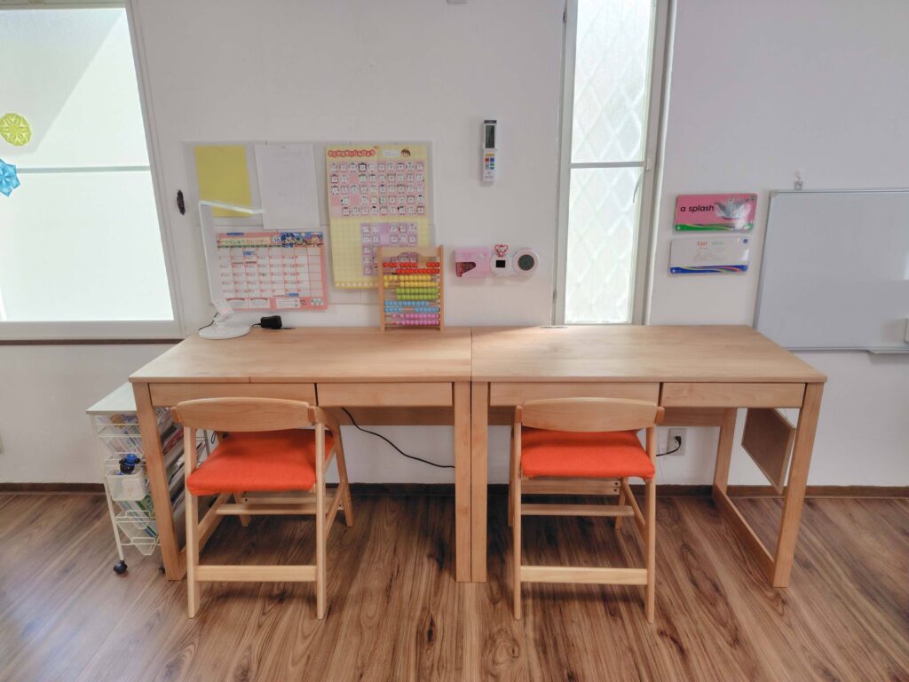 小学1年生と未就学児のリビング学習スペース