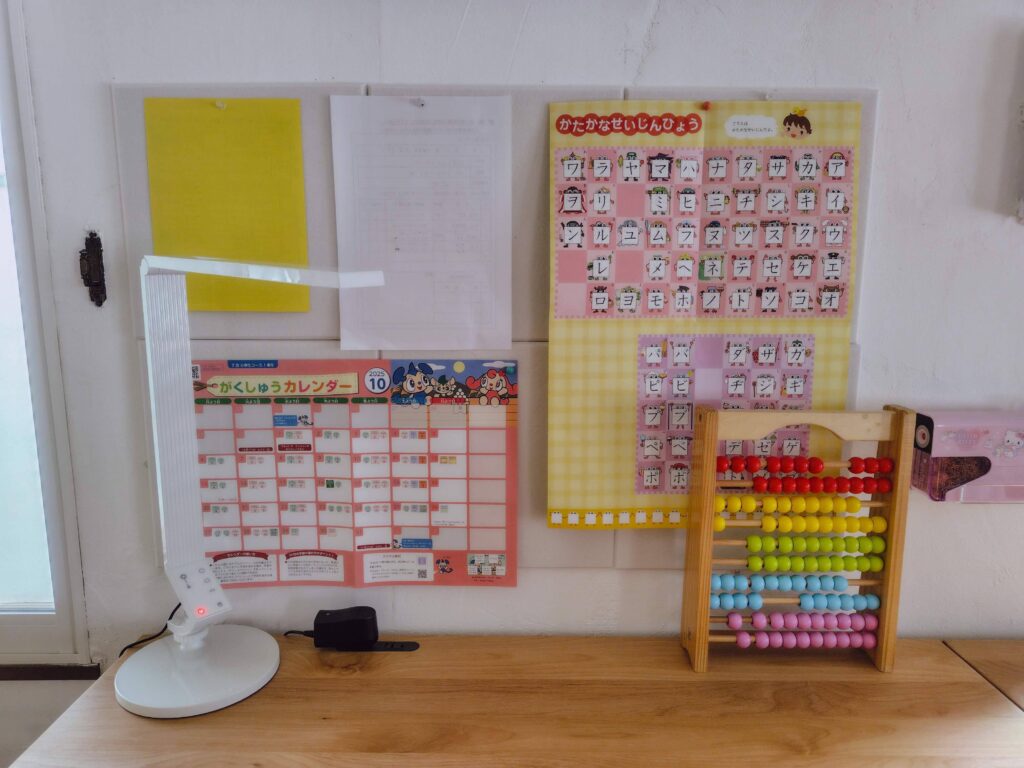 小学1年生と未就学児のリビング学習スペース