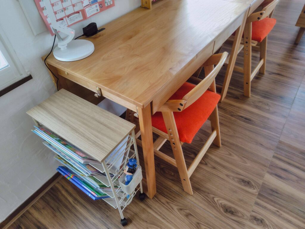 小学1年生と未就学児のリビング学習スペースの教材収納(Z会など)
