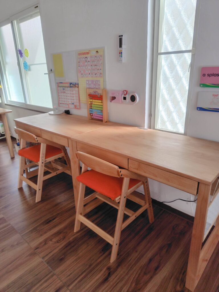 小学1年生と未就学児のリビング学習スペース