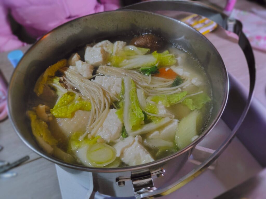 初心者キャンパーが初めての冬キャンプに挑戦:夕食の鍋料理