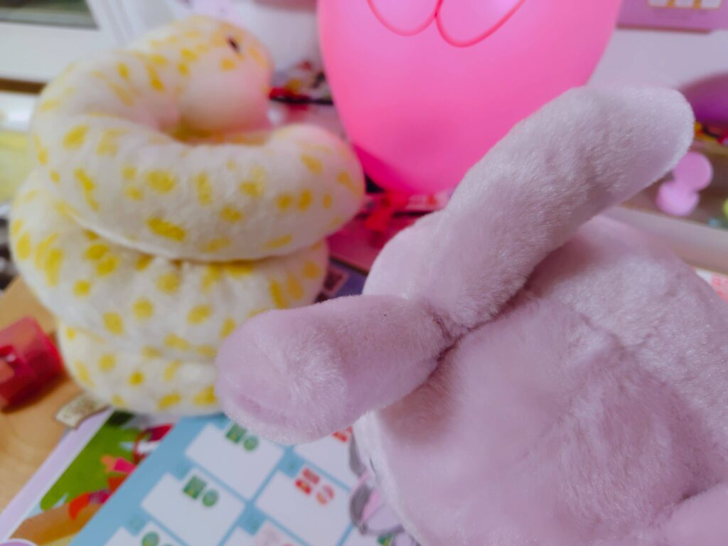 リビング学習スペースに散乱するぬいぐるみ