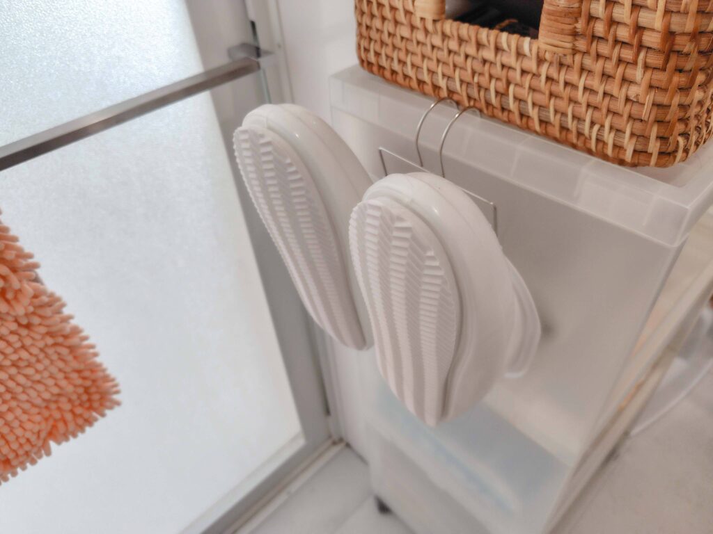 バスシューズも100均フックを用いて浮かせる収納へ変更