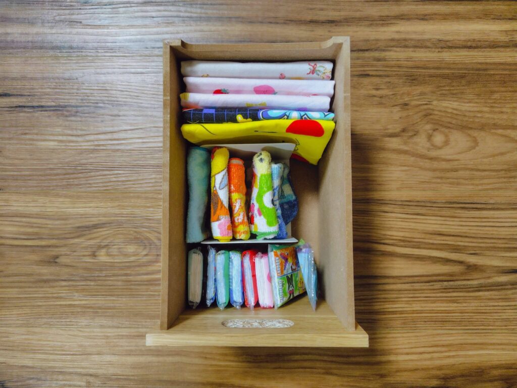 100均コの字型ブックエンドを用いた引き出し収納整理