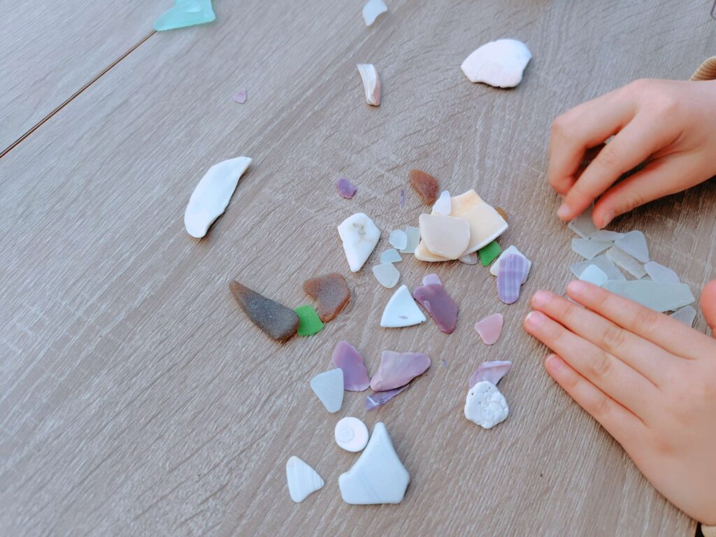 春の内浦海水浴場でシーグラス拾い