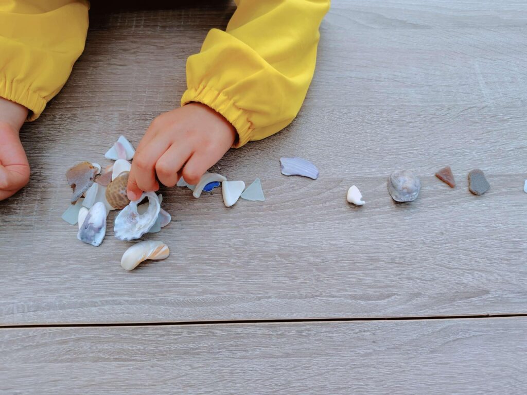 春の内浦海水浴場でシーグラス拾い