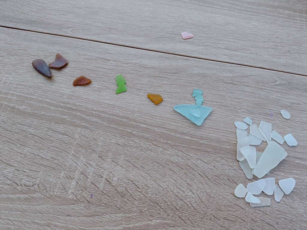 春の内浦海水浴場でシーグラス拾い